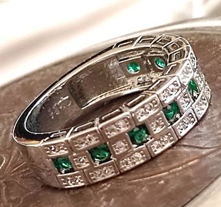 ANILLO CON CIRCONITAS COLOR ESMERALDA T 19