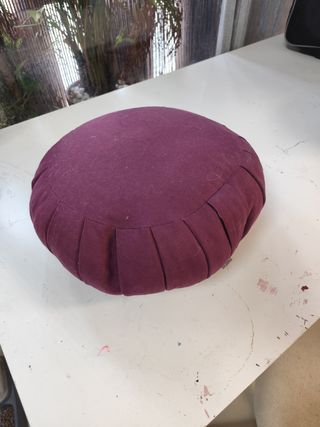 Cojín puff para meditar.