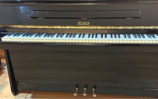 Piano Petrof 