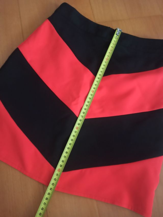 Falda corta franjas rojas y negras