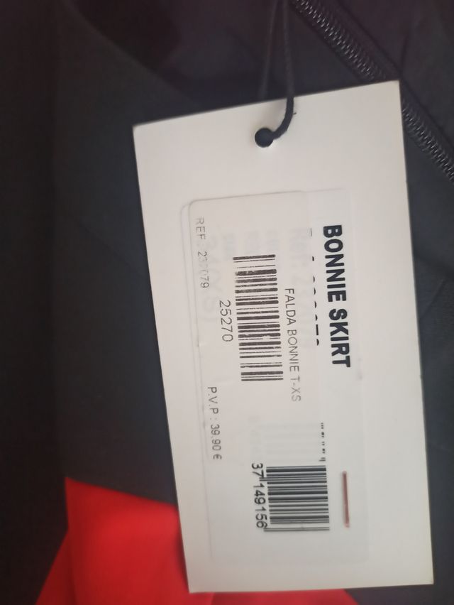 Falda corta franjas rojas y negras