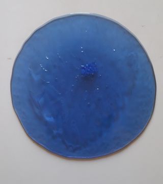 Piatto vetro blu con decoro