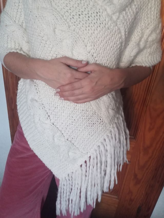Poncho ó chal punto blanco