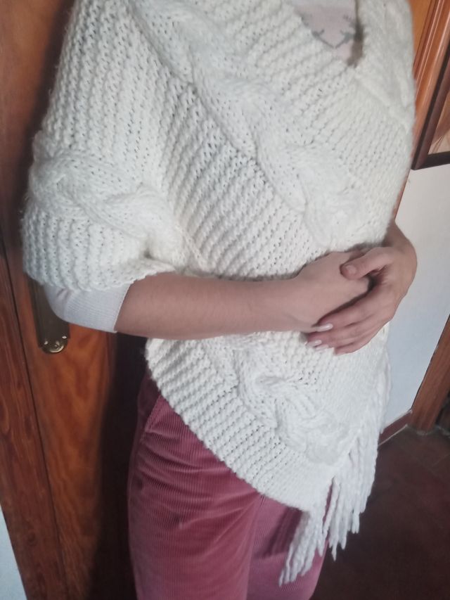 Poncho ó chal punto blanco