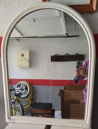 Espejo con marco blanco