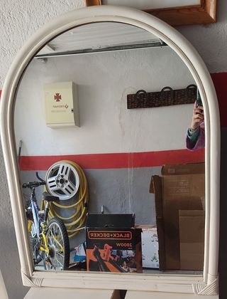 Espejo con marco blanco