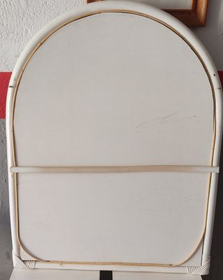 Espejo con marco blanco