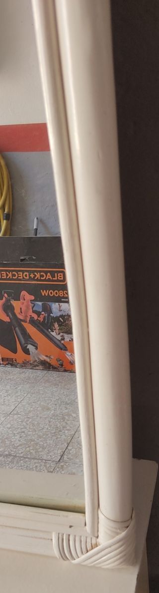 Espejo con marco blanco