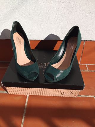 Zapatos verdes con tacón