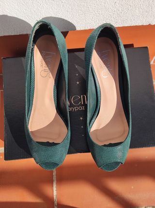 Zapatos verdes con tacón