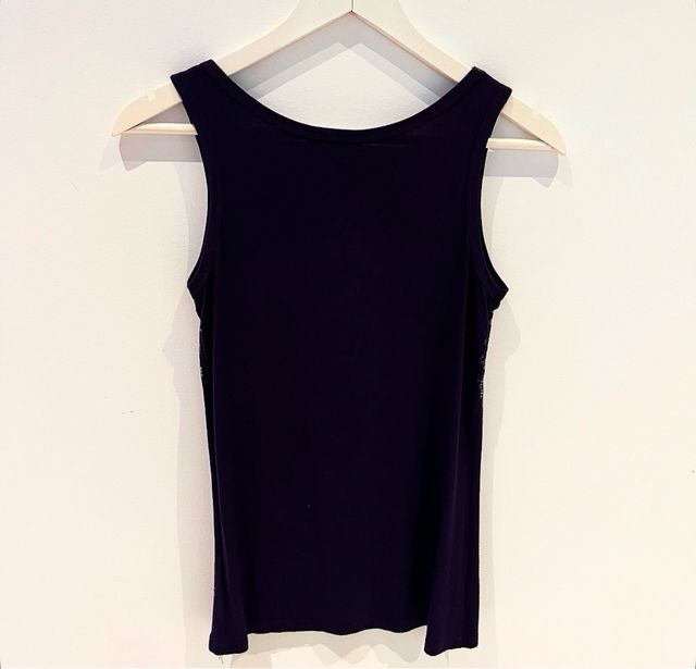 Top azul marino con pedrería