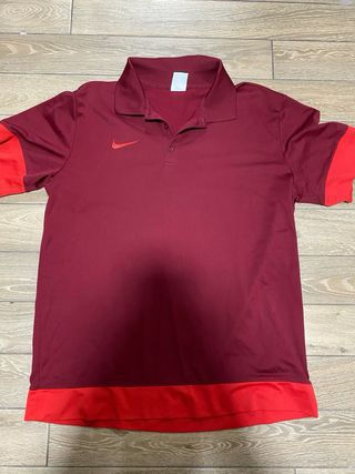 Polo Nike rojo estilo Roma
