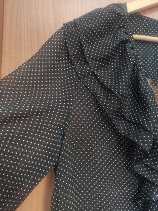 Blusa con volantes y lunares talla S Mango.