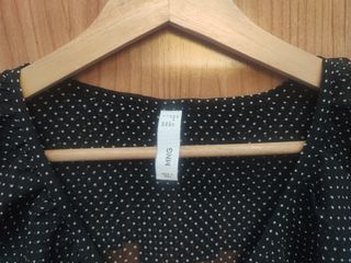 Blusa con volantes y lunares talla S Mango.