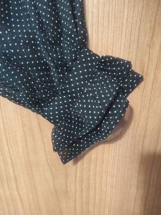 Blusa con volantes y lunares talla S Mango.