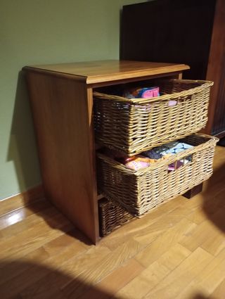 Mueble de  madera con cajoneras de mimbre