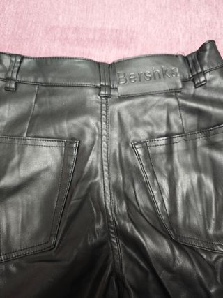 PANTALÓN DE CUERO BERSHKA NUEVO