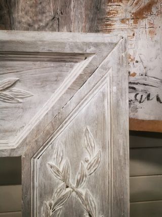 Marco de madera. Chimenea. Antiguo.