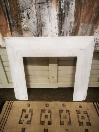 Marco de madera. Chimenea. Antiguo.