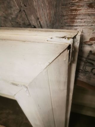 Marco de madera. Chimenea. Antiguo.