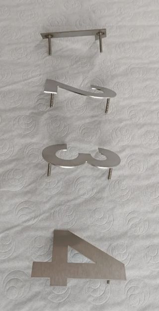 Números fachada acero laser 2 y 4 