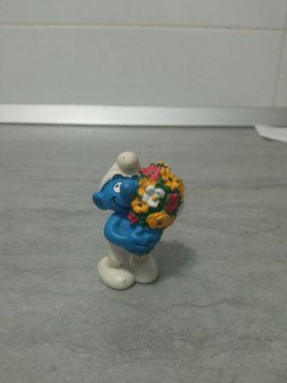 Figura Schleich Pitufo con flores 