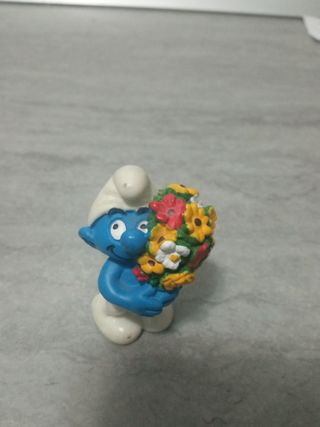 Figura Schleich Pitufo con flores 