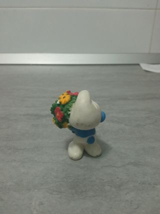 Figura Schleich Pitufo con flores 