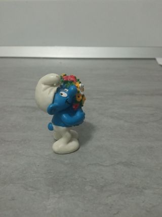 Figura Schleich Pitufo con flores 