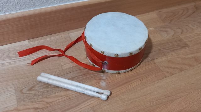 Tambor de juguete de madera