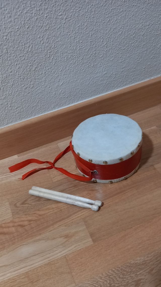 Tambor de juguete de madera