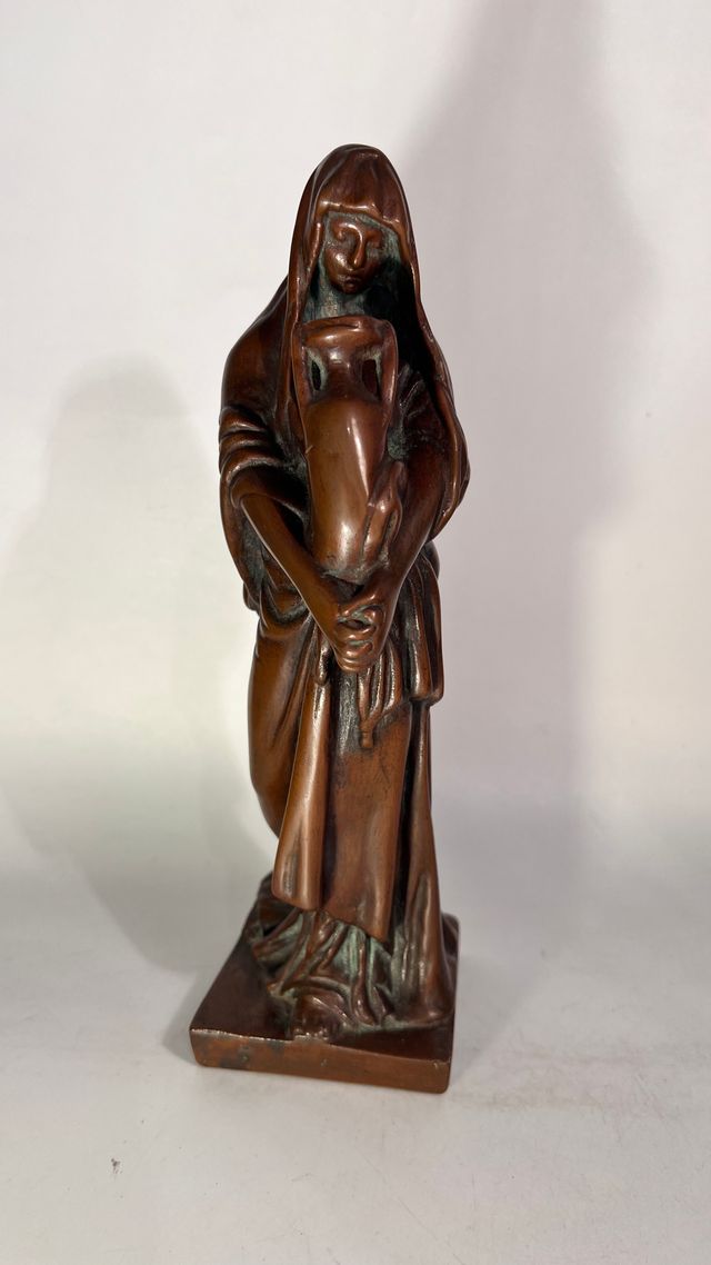 Statua in resina di donna velata con anfora Italia