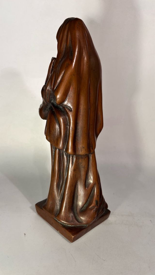 Statua in resina di donna velata con anfora Italia