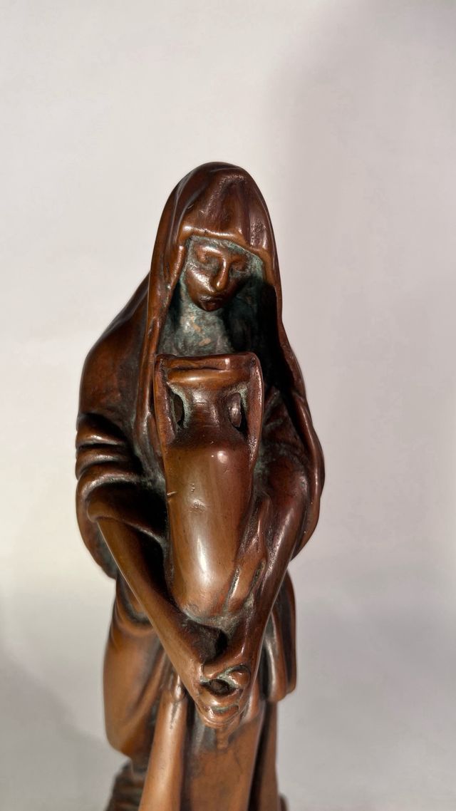 Statua in resina di donna velata con anfora Italia