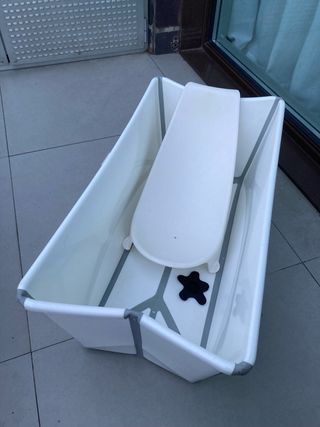 Bañera bebe plegable blanca con reductor de recien