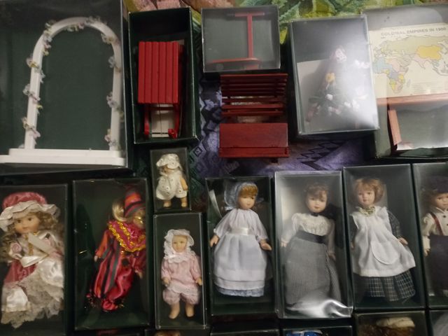 lotto bambole e accessori dolls' house