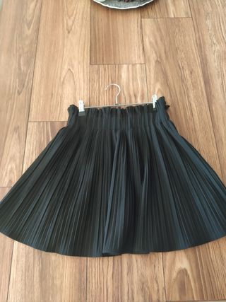 Falda negra plisada de Zara