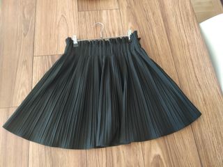 Falda negra plisada de Zara