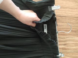 Falda negra plisada de Zara