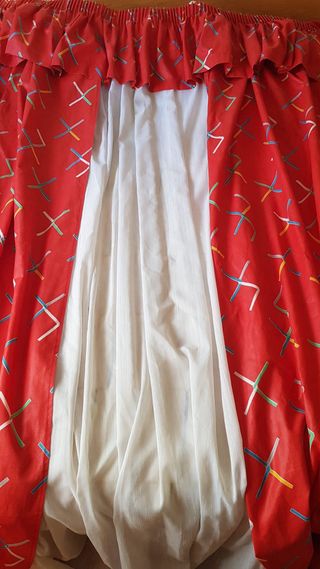 Cortinas rojas y visillos