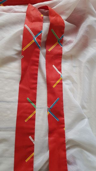 Cortinas rojas y visillos