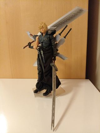 Cloud Strife 28cm articulado