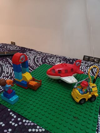 Aeropuert avion,parajeros,piloto,coche,operario.30