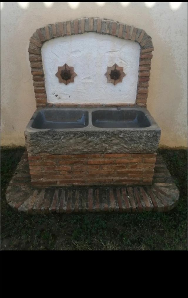 Pilar o fuente de piedra antiguo