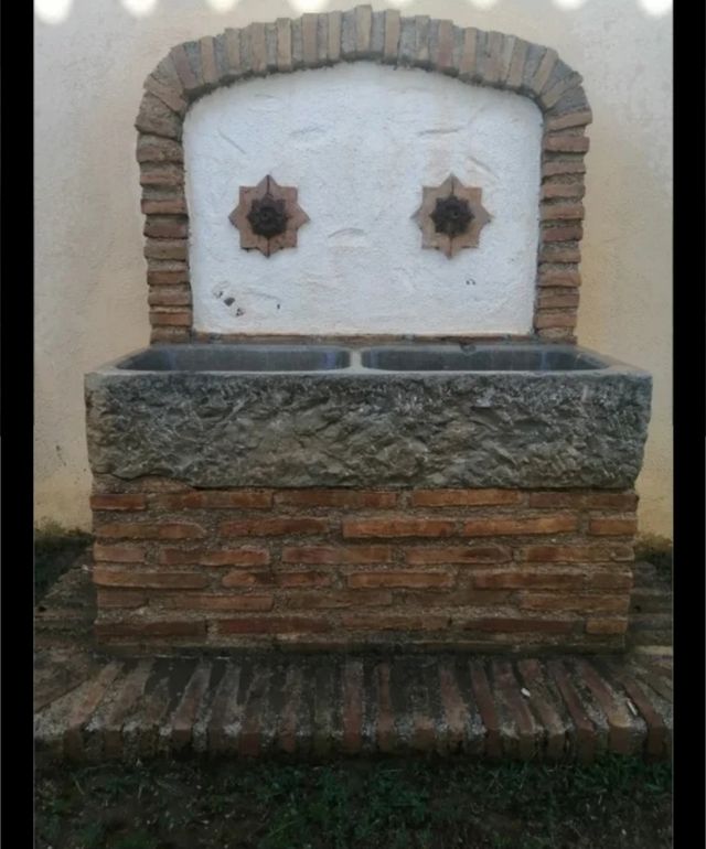 Pilar o fuente de piedra antiguo