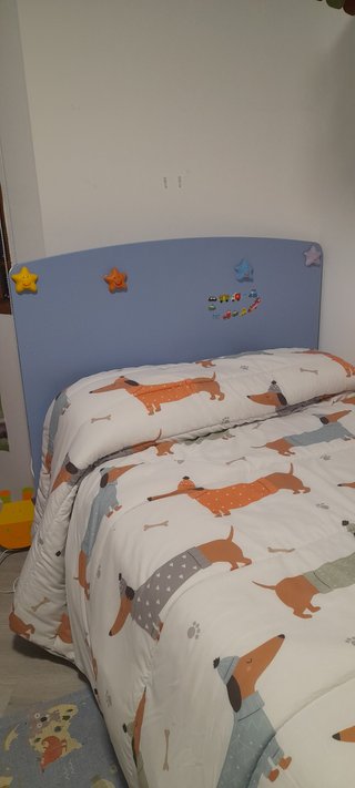 Cama con cajones.