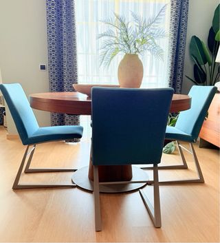 Mesa Boconcept modelo Granada nueva y 4 sillas.