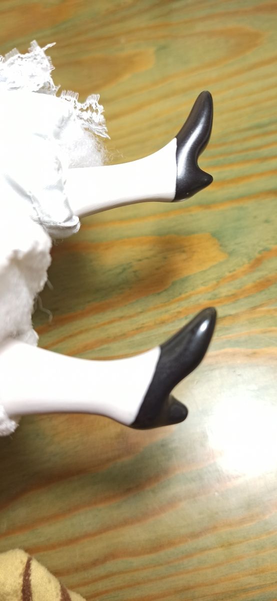 Muñeca de porcelana pintada a mano