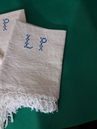 Asciugamani di lino con iniziali ricamati