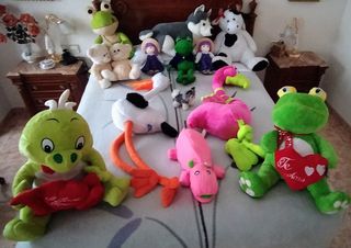 muñecas de porcelana y peluches